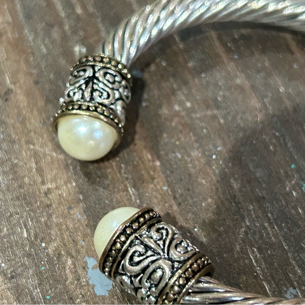 Elegant Silver and Gold-Toned Bracelet with Pearl Accents - Picture 4 of 4